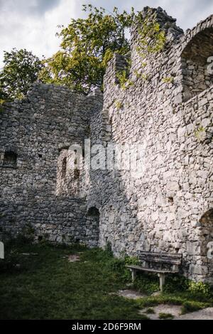 Reste der Mauer der Werdenfels Burgruine, Garmisch-Partenkirchen, Bayern Stockfoto