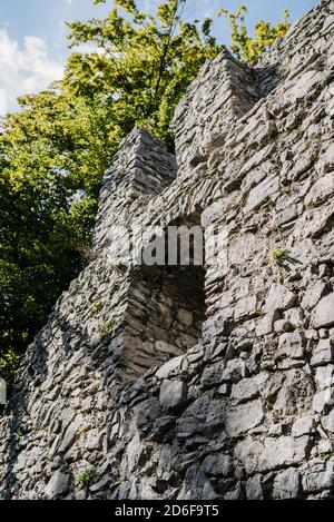 Reste der Mauer der Werdenfels Burgruine, Garmisch-Partenkirchen, Bayern Stockfoto