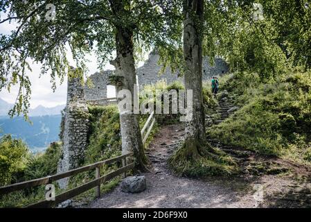 Zwei Bäume wachsen im inneren Teil der Werdenfels Burgruine, Garmisch-Partenkirchen, Bayern Stockfoto