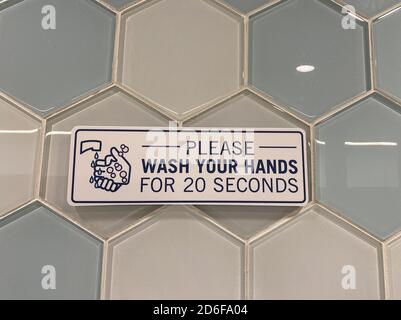 Ein Schild in einer öffentlichen Toilette, das die Leute auffordert, sich wegen der Coronavirus-Pandemie 20 Sekunden lang die Hände zu waschen. Stockfoto