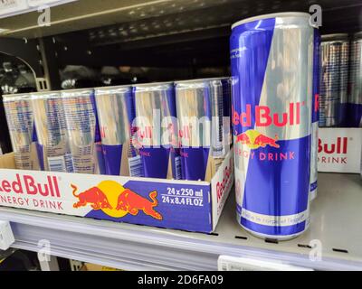 Puilboreau, Frankreich - 14. Oktober 2020:ausgewählt Fokus auf Dosen von Red Bull Energy Drink Display für den Verkauf in den Supermarktregalen. Red Bull ist der MOS Stockfoto