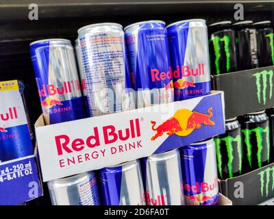 Puilboreau, Frankreich - 14. Oktober 2020:ausgewählt Fokus auf Dosen von Red Bull Energy Drink Display für den Verkauf in den Supermarktregalen. Red Bull ist der MOS Stockfoto