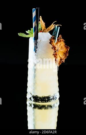 Alkoholische Cocktails auf Spiegelhintergrund Stockfoto