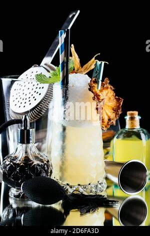 Alkoholische Cocktails auf Spiegelhintergrund Stockfoto