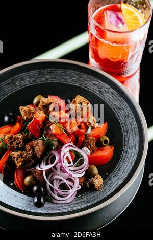 Frischer Gemüsesalat auf schwarzem Hintergrund Stockfoto