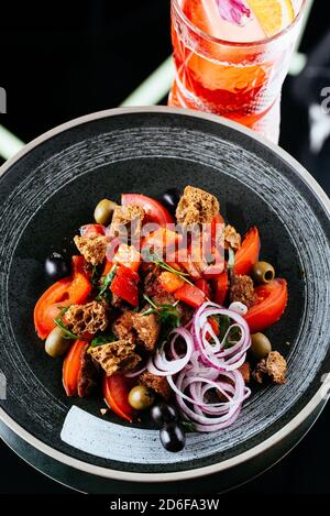 Frischer Gemüsesalat auf schwarzem Hintergrund Stockfoto