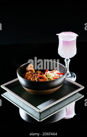 Asiatische Chicken Wings mit Reis auf schwarzem Hintergrund Stockfoto