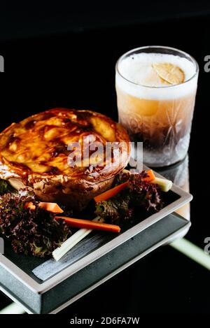 Amerikanische Türkei Kuchen auf schwarzem Hintergrund Stockfoto