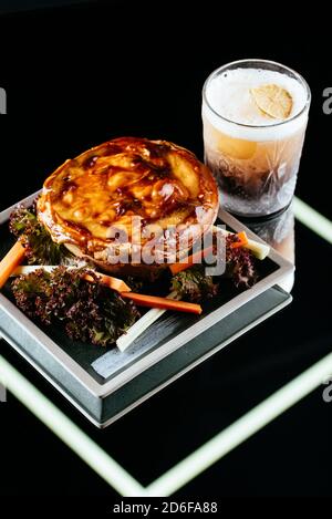 Amerikanische Türkei Kuchen auf schwarzem Hintergrund Stockfoto