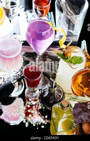 Alkoholische Cocktails auf Spiegelhintergrund Stockfoto