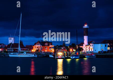 Nachteindruck im Hafen von Timmendorf, Poel Island Stockfoto