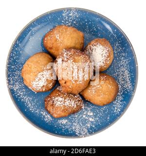 Blauer Teller mit runden Donuts mit Puderzucker isoliert auf weißem Hintergrund. Studio Foto Stockfoto
