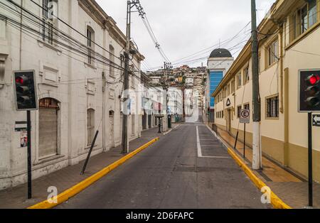 Coquimbo, Chile - 7. Dezember 2008: Am frühen Morgen produziert eine leere Straße mit Wohnungen und geschlossenen Geschäften auf beiden Seiten unter Silberhimmel. Stockfoto