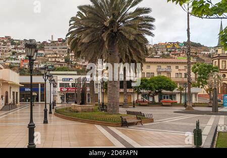 Coquimbo, Chile - 7. Dezember 2008: Am frühen Morgen auf der Plaza de Armas, wo das Hotel Ibiza und seine Nachbarn zu sehen sind. Große grüne Palme auf leerem Platz. Rückg Stockfoto