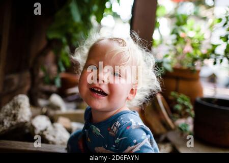 Nahaufnahme von zwei Jahre alten Lächeln für Kamera in Hof Stockfoto