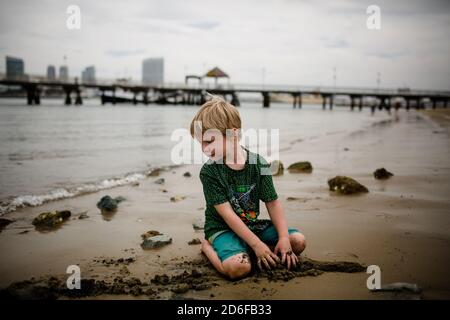 Sechs Jahre alter Junge spielt in San Diego auf Coronado Bucht Stockfoto