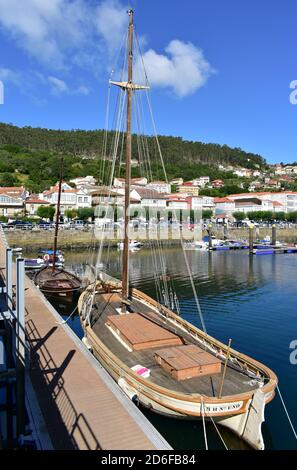 Muros, Spanien. Juni 18, 2020. Fischerdorf mit alten traditionellen hölzernen Segelbooten, die im Hafen festgemacht sind. Rias Baixas, Coruña, Galicien. Stockfoto