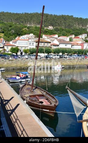 Muros, Spanien. Juni 18, 2020. Fischerdorf mit alten traditionellen hölzernen Segelbooten, die im Hafen festgemacht sind. Rias Baixas, Coruña, Galicien. Stockfoto