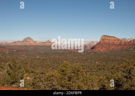 Blick auf das Tal vom Bell Rock, Sedona Arizona Stockfoto