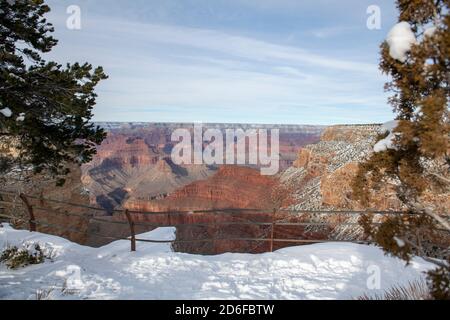 Schneebedeckter Südrand Aussichtsbereich auf dem Grand Canyon Landschaftlich schöne Fahrt Stockfoto