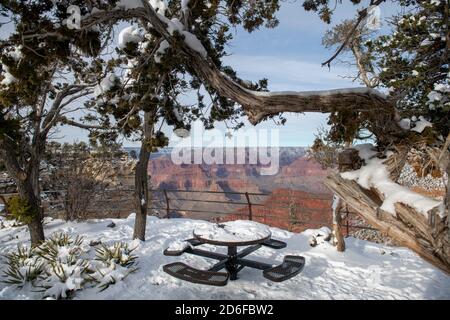 Schneebedeckter Picknicktisch auf der malerischen Fahrt am Südrand des Grand Canyon Stockfoto