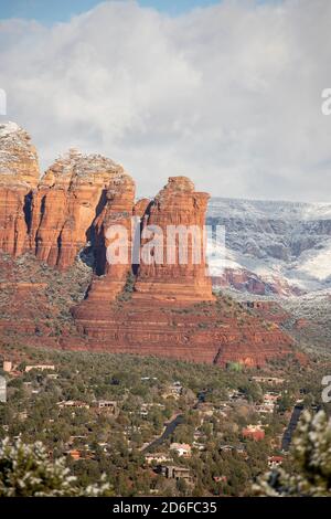 Blick auf Coffee Pot Rock mit leichtem Schneestauben, Sedona AZ Stockfoto