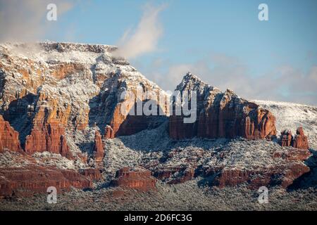 Winteransicht des schneebedeckten Steamboat Rock, Sedona Arizona Stockfoto