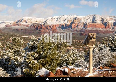 Blick auf den schneebedeckten Wilson Mountain, münzbetriebener Betrachter im Vordergrund Stockfoto