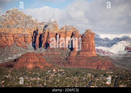 Coffeepot Rock in Sedona Arizona leicht mit Schnee bestäubt Stockfoto