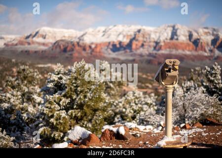 Schneebedeckte münzbetriebene Betrachter am Sedona Airport Aussichtspunkt Stockfoto