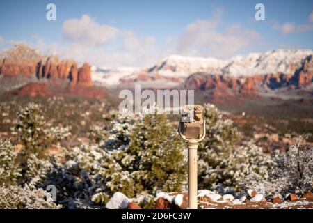 Schneebedeckte münzbetriebene Betrachter am Sedona Airport Aussichtspunkt Stockfoto