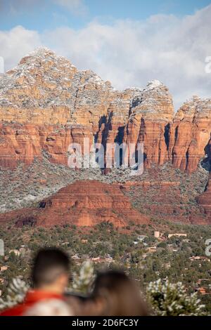 Blick auf den Sugarloaf Mountain vom Sedona Flughafen, Paar im Vordergrund Stockfoto