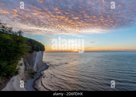 Deutschland, Mecklenburg-Vorpommern, Rügen, Saßnitz, Sonnenaufgang an den Wissower Kliniken, Kreidefelsen, Ostsee Stockfoto