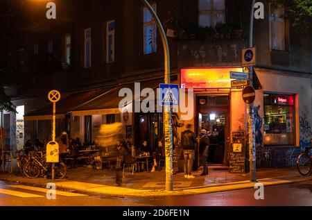 Berlin, Deutschland. Oktober 2020. In und vor einer Bar im Stadtteil Neukölln sitzen Menschen. Neukölln ist derzeit der Corona-Hotspot mit den meisten Neuinfektionen innerhalb von sieben Tagen bundesweit. Quelle: Christophe Gateau/dpa/Alamy Live News Stockfoto