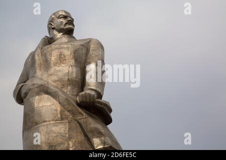 Eine 23 Meter hohe Statue von Wladimir Lenin, das größte Denkmal für den revolutionären Führer in Zentralasien in den Außenbezirken der Stadt Khujand, Tadschikistan Republik Stockfoto