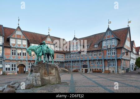 Deutschland, Niedersachsen, Wolfenbüttel, Stadtmarkt mit Rathaus und Reiterdenkmal des Herzogs August Stockfoto