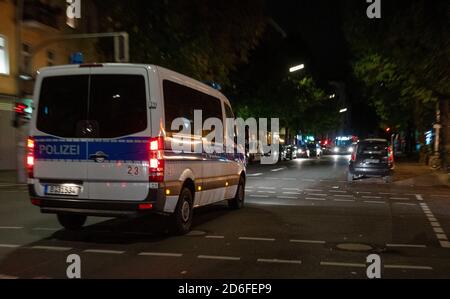 Berlin, Deutschland. Oktober 2020. Ein Polizeiauto fährt durch den Bezirk Neukölln. Neukölln ist derzeit der Corona-Hotspot mit den meisten Neuinfektionen innerhalb von sieben Tagen bundesweit. Quelle: Christophe Gateau/dpa/Alamy Live News Stockfoto