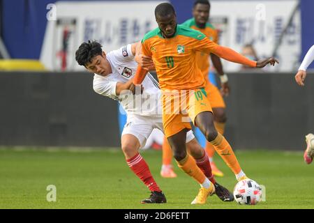 UTRECHT, NIEDERLANDE - 13. OKTOBER: Wataru Endo aus Japan, Nicolas Pepe aus der Elfenbeinküste während des internationalen Freundschaftsspiel zwischen Japan und der Elfenbeinküste am 13. Oktober 2020 in Utrecht, Niederlande. (Foto von Gerrit van KeulenOrange Pictures) Stockfoto