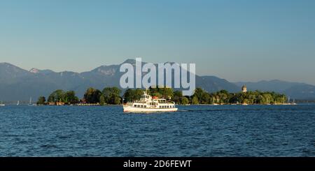 Blick auf die Fraueninsel bei Sonnenuntergang, Gstadt am Chiemsee, Oberbayern, Deutschland Stockfoto