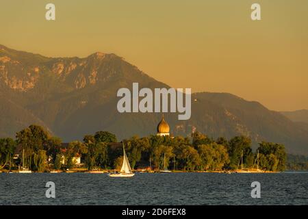 Fraueninsel bei Sonnenuntergang, Gstadt am Chiemsee, Oberbayern, Deutschland Stockfoto