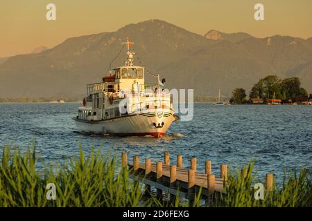 Ausflugsboot, Gstadt am Chiemsee, Blick auf die Fraueninsel, Oberbayern, Deutschland Stockfoto