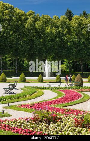 Touristen im Park Herrenchiemsee, Herreninsel im Chiemsee, Oberbayern, Deutschland Stockfoto