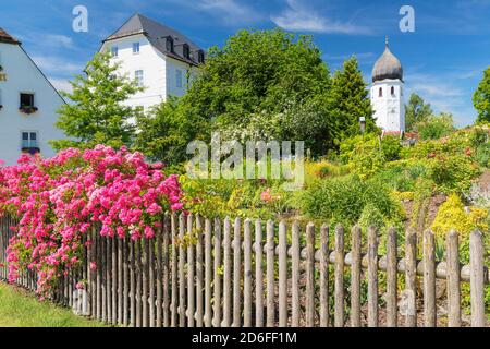 Klostergarten und Glockenturm des Klosters Frauenwörth auf der Fraueninsel, Chiemsee, Oberbayern, Deutschland Stockfoto