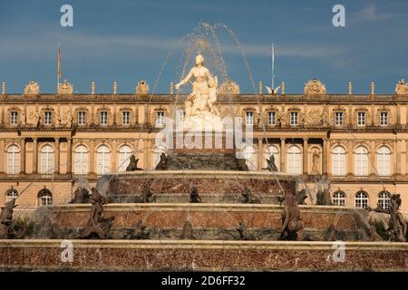 Latonabrunnen auf Schloss Herrenchiemsee bei Sonnenuntergang, Herreninsel im Chiemsee, Oberbayern, Deutschland Stockfoto