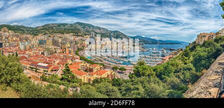 Panoramablick über Luxusyachten und Wohnungen von Port Hercules im Viertel La Condamine, Stadtzentrum und Hafen von Monte Carlo, Cote d'Azur, Monac Stockfoto