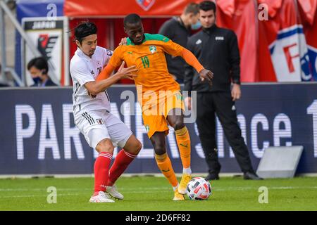UTRECHT, NIEDERLANDE - 13. OKTOBER: Yuta Nakayama aus Japan, Nicolas Pepe aus der Elfenbeinküste beim internationalen Freundschaftsspiel zwischen Japan und der Elfenbeinküste am 13. Oktober 2020 in Utrecht, Niederlande. (Foto von Gerrit van KeulenOrange Pictures) Stockfoto