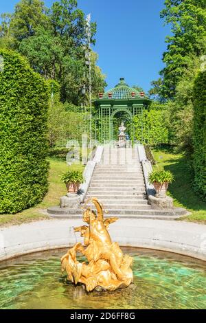 Brunnen und Pavillon im Schlossgarten von Schloss Linderhof, Oberbayern, Bayern, Deutschland Stockfoto