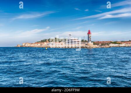 Der ikonische Leuchtturm im Hafen von Saint-Tropez, Cote d'Azur, Frankreich. Die Stadt ist ein weltweit berühmter Ferienort für den europäischen und amerikanischen Jet Set Stockfoto