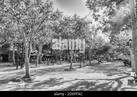 Der malerische Place des Lices in Saint-Tropez, Cote d'Azur, Frankreich. Auf dem Platz befindet sich sowohl ein provenzalischer Markt als auch ein Spielplatz für typische Bowls-Spiele Stockfoto