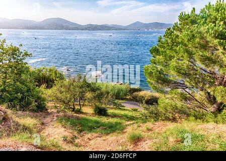 Landschaftlich schöner Blick auf Saint-Tropez vom Castle Hill, Cote d'Azur, Frankreich. Die Stadt ist ein weltweit berühmter Ferienort für den europäischen und amerikanischen Jet Set und tou Stockfoto